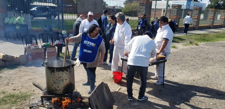 Brutal represión a trabajadores del frigorífico Penta en Quilmes
