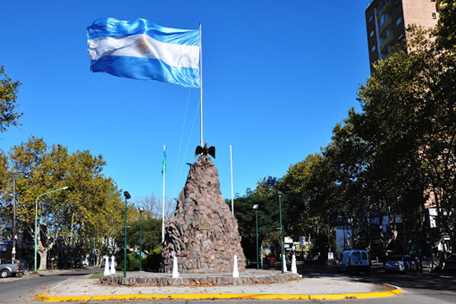 El monumento a la bandera más antiguo del país está en Florencio Varela y va a cumplir 83 años