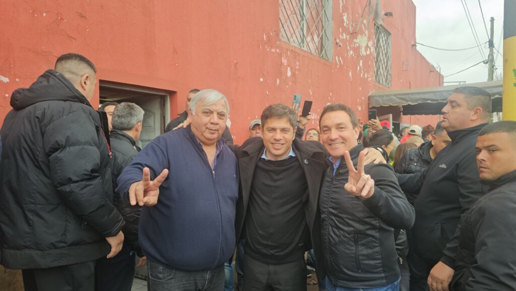 Kicillof posa con el intendente de Florencio Varela, Andrés Watson dirigentes del Movimiento Evita, como antonio suárez.