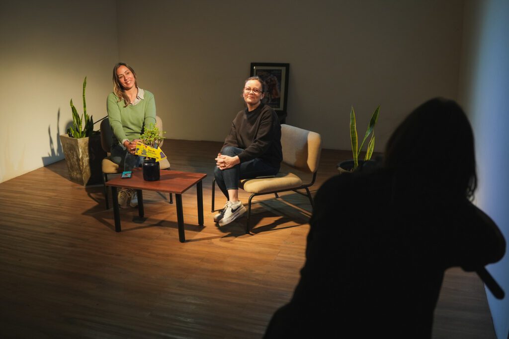 Estudiantes de la Secundaria Nº61 entrevistan al intendente Andrés Watson en Varela TeVe, experiencia de comunicación en Florencio Varela.