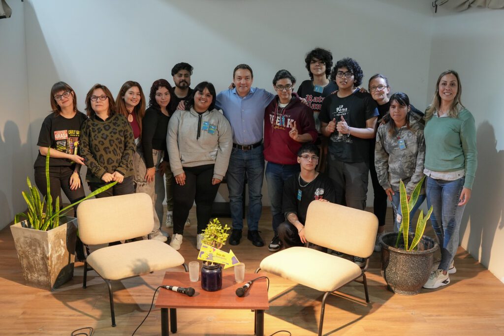 Estudiantes de la Secundaria Nº61 entrevistan al intendente Andrés Watson en Varela TeVe, experiencia de comunicación en Florencio Varela.