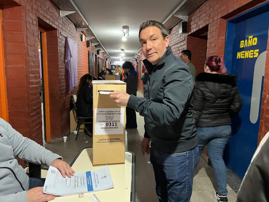 El intendente Andrés Watson votó en la Escuela Primaria N°51 de Florencio Varela
