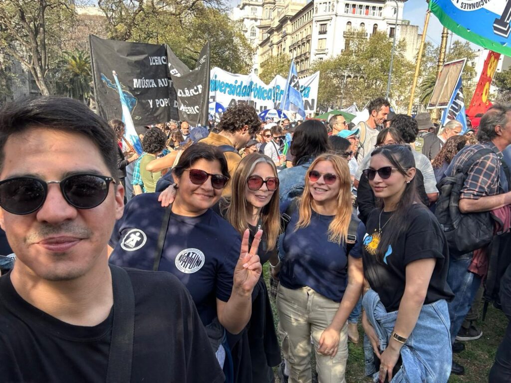 Estudiantes, nodocentes y docentes de la UNAJ marchan desde Florencio Varela al Congreso en defensa de la universidad pública.