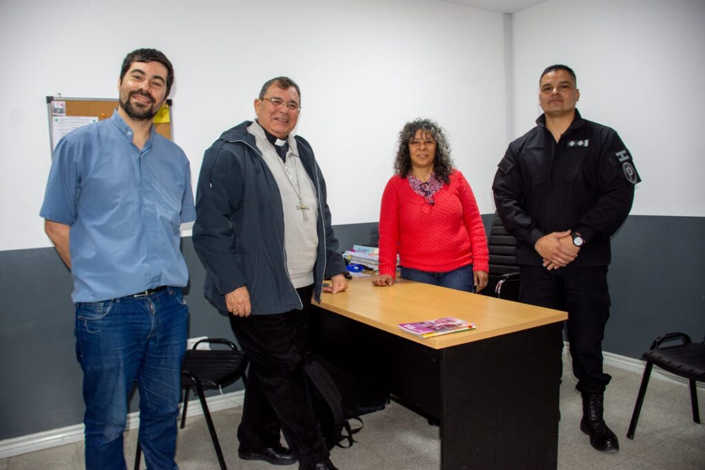 Obispo Carlos Tissera junto a la directora Lucía Romano y funcionarios penitenciarios en la Alcaidía de Florencio Varela.