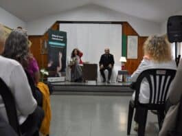 Kuliok en la Feria del Libro de Varela, emocionada durante su charla con el público.