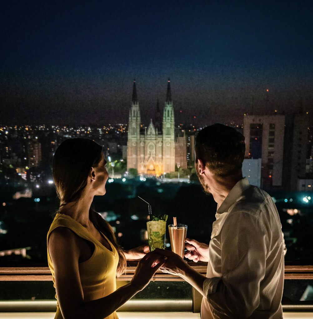Cielo Sky Bar rooftop Hotel Grand Brizo La Plata vistas panorámicas ciudad Halloween 2025