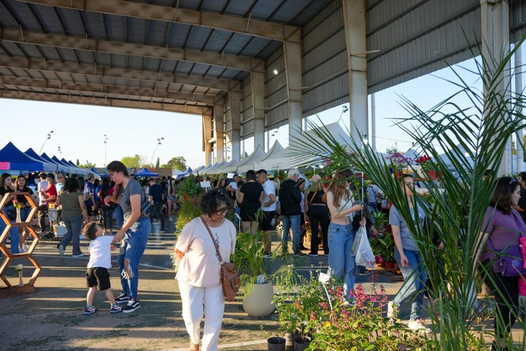 Emprendedores locales exponen sus productos en la Fiesta de la Flor 2025 en Florencio Varela.