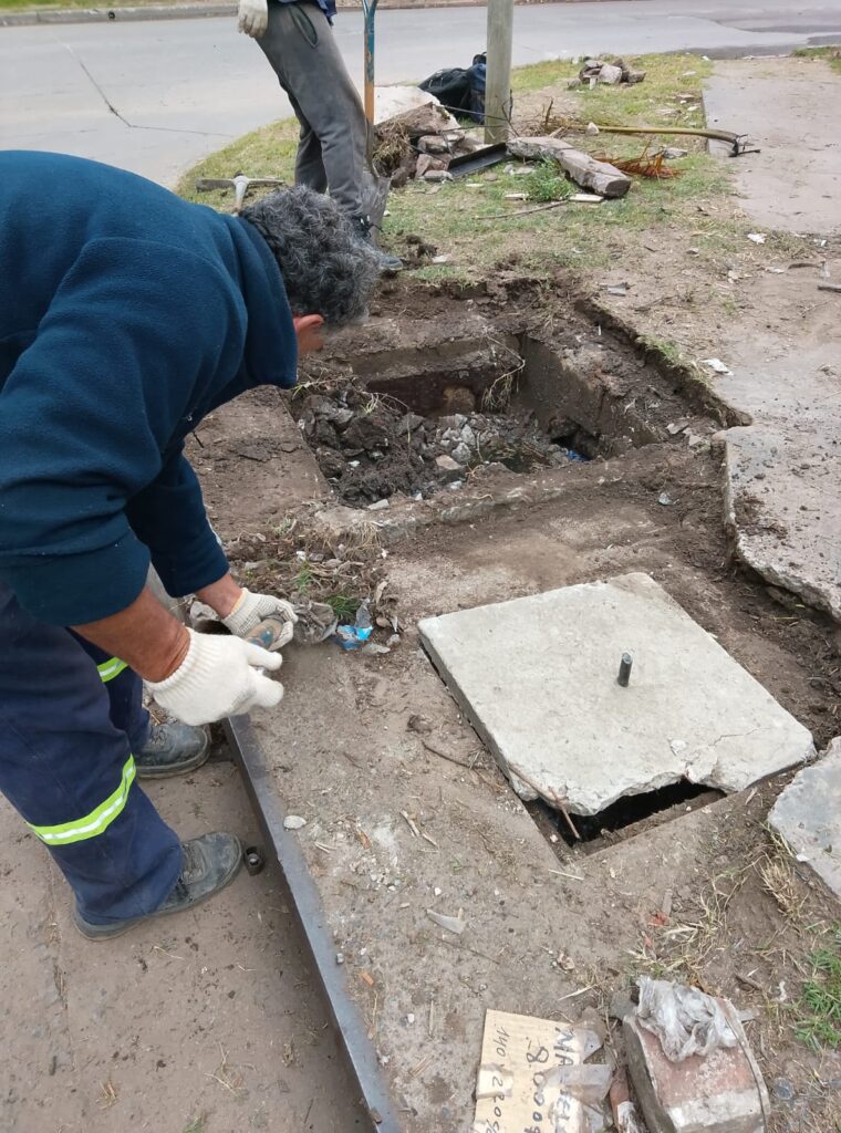 Operarios comunales reparan el sumidero en la intersección de Groussac y Constancio Vigil, Florencio Varela.