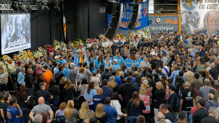 Velorio de Juan José Mussi en el Cementerio Parque Municipal con vecinos, autoridades y referentes del peronismo.