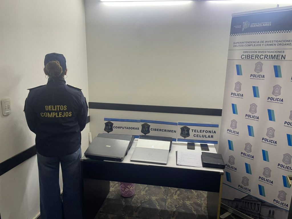 Computadoras y dispositivos electrónicos secuestrados en los allanamientos por la estafa millonaria a una pyme de Florencio Varela.