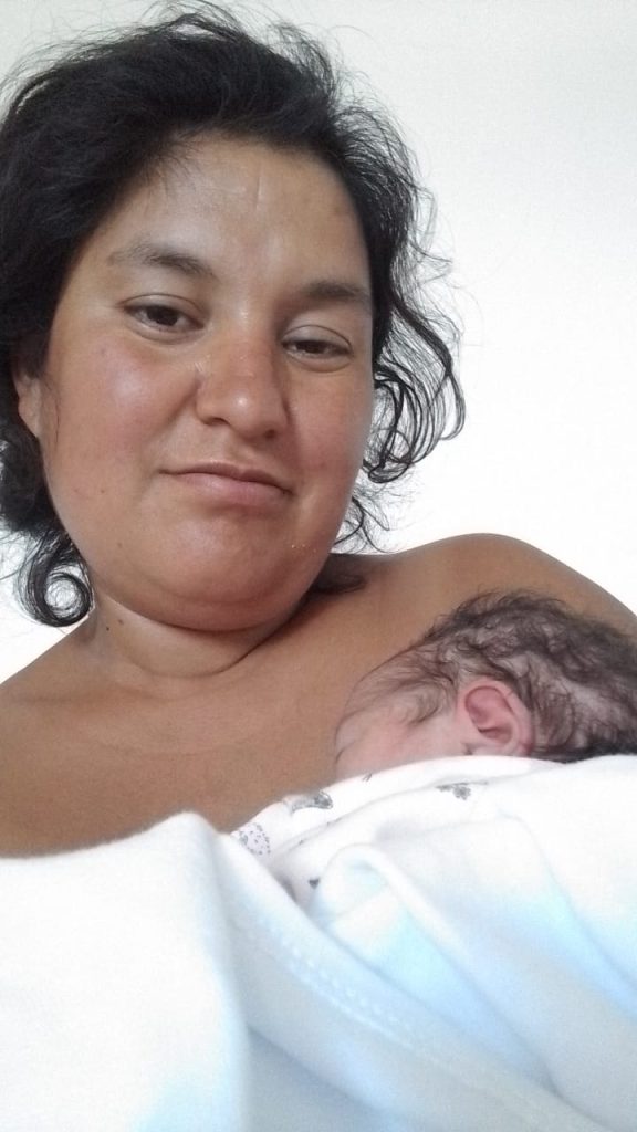 parto-calle-tierra-florencio-varela-pico-de-oro-ambulancia-no-llego-vecina-asistio-sistema-salud-colapso