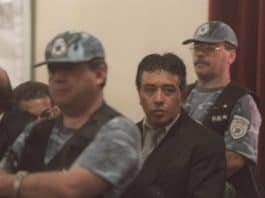 Imagen de Justo López, condenado por desaparición, en audiencia con policías en el juicio.