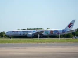 Avión de China Eastern con diseño colorido en pista.