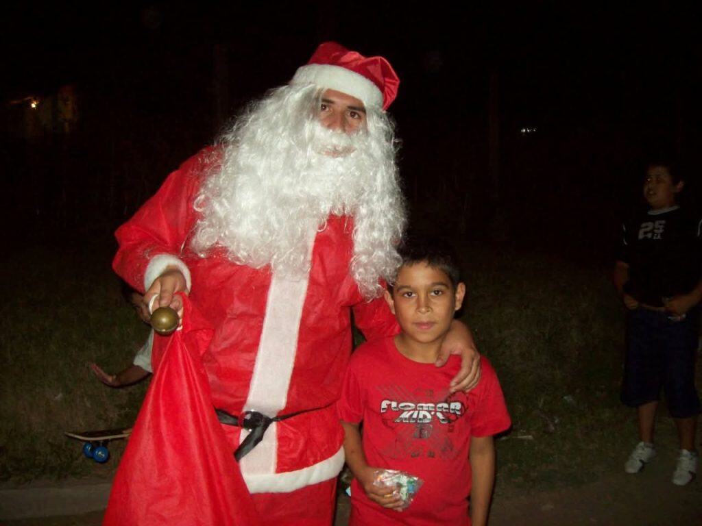 Niños del barrio Presidente Sarmiento en Florencio Varela reciben bolsitas de golosinas durante la celebración navideña solidaria