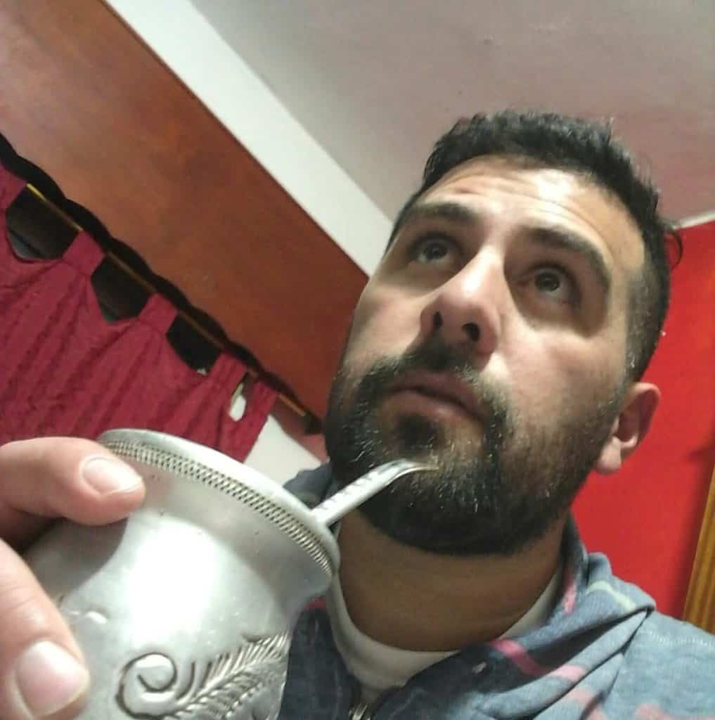 Cristian Javier Pérez, vecino de Florencio Varela que se viste de Papá Noel desde 2010 para repartir regalos solidarios en Navidad