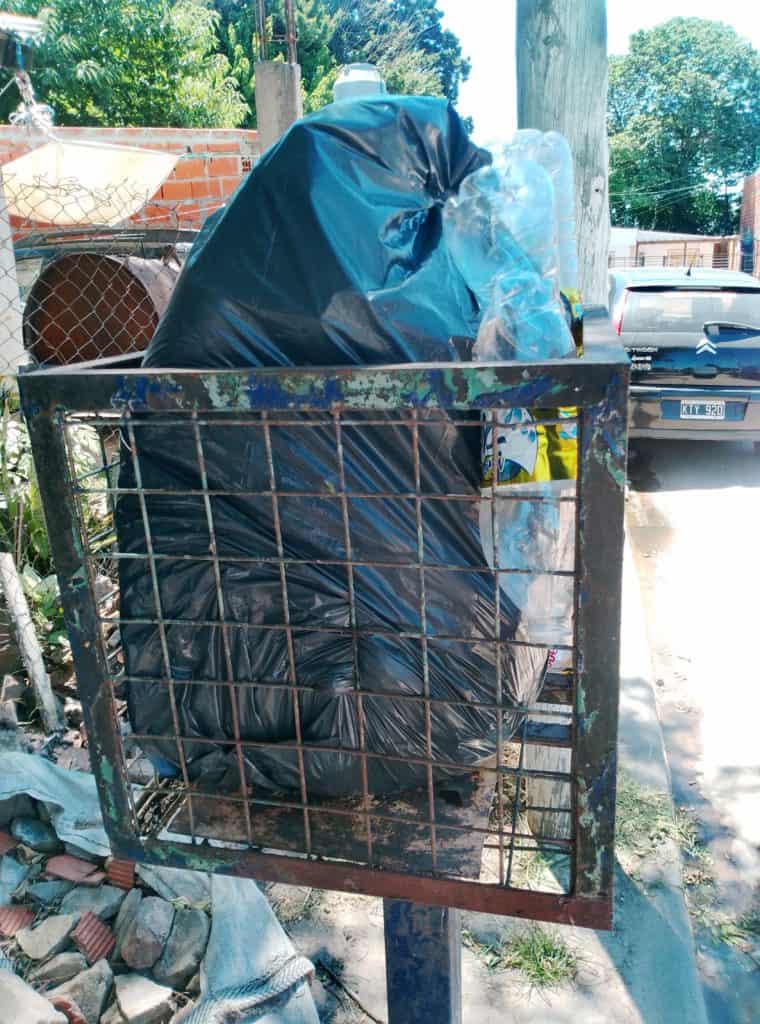 Residuos acumulados por falta de recolección domiciliaria en el barrio La Sirena de Florencio Varela