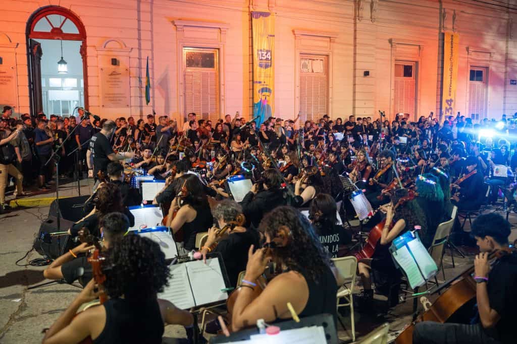 Músicos de la Orquesta Escuela de Florencio Varela tocando en vivo durante el concierto callejero junto a Los Charros Originales en la calle 25 de Mayo.