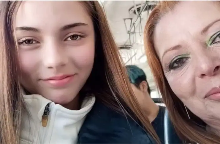 Joven y mujer en una selfie, reflejando tristeza y esperanza en un contexto de lucha por justicia.