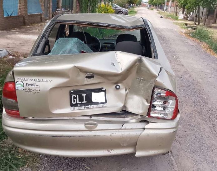 Daño en coche tras atropello y fuga en accidente de tránsito.