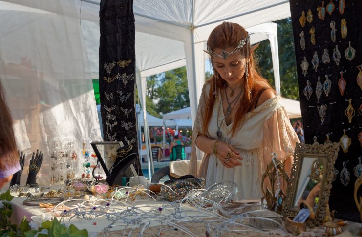 Arte y joyería medieval en feria gratuita en Berazategui.