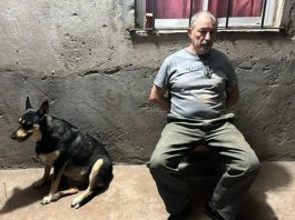 Luis Fernando Iribarren, el Carnicero de San Andrés de Giles, esposado tras su recaptura en Santiago del Estero en 2024, junto a su perra Sari