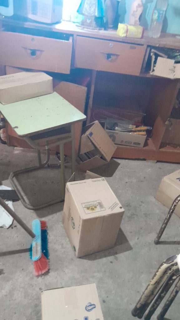 Interior de la capilla y comedor del barrio Agustín Ramírez revuelto tras el robo en Florencio Varela