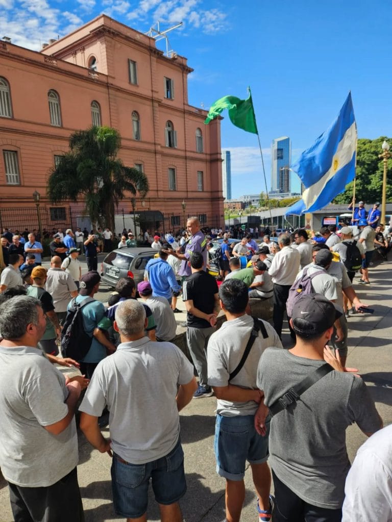 hoferes línea 148 El Nuevo Halcón manifestando frente a Casa Rosada Florencio Varela marzo 2026