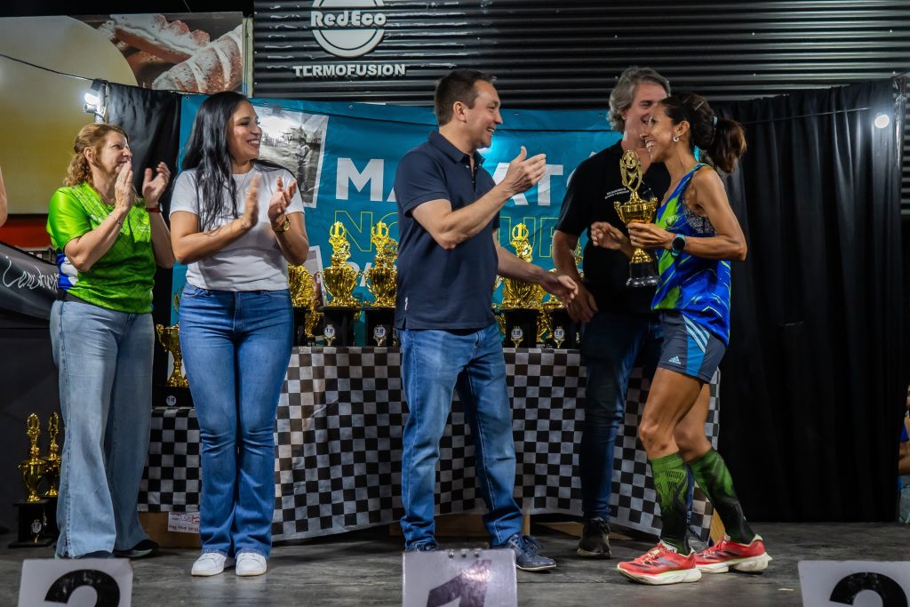 Andrés Watson entrega premios a corredores de la maratón nocturna de Florencio Varela