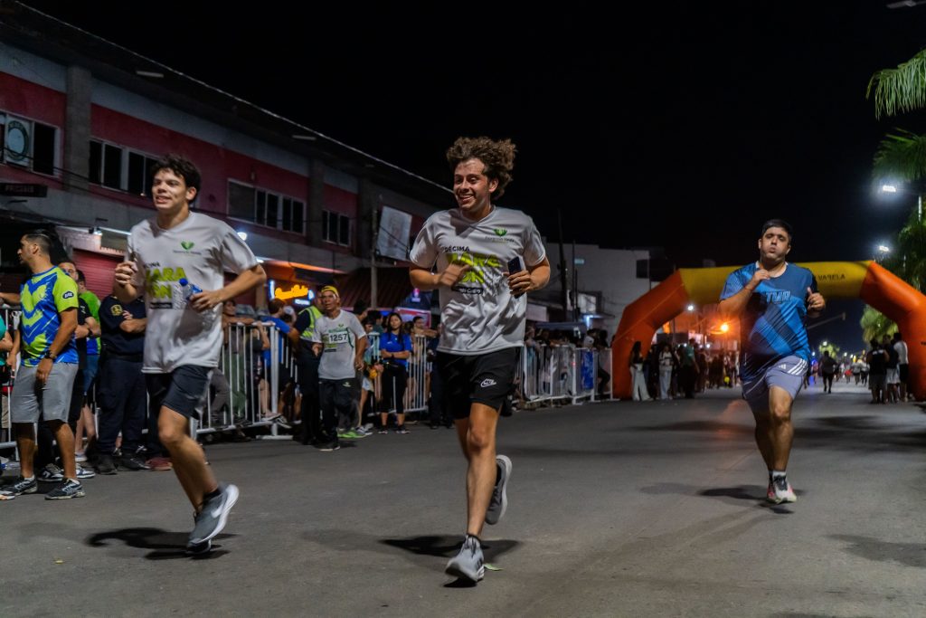 Atletas compiten en la maratón nocturna Ricardo Castro en Florencio Varela