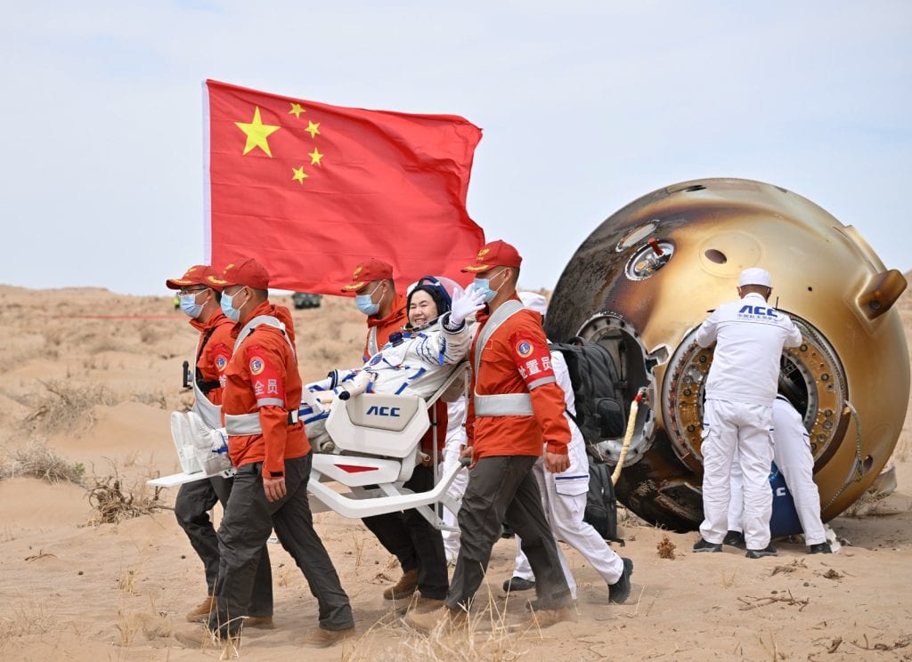 Astronauta chino tras aterrizaje asistido por equipo de rescate