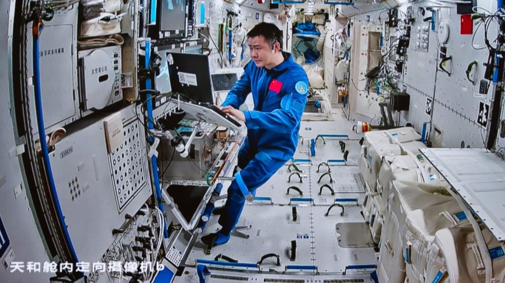 Astronauta chino trabajando en el interior de la estación Tiangong