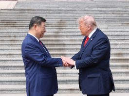 Xi Jinping y Donald Trump estrechando la mano frente a las escalinatas del Gran Salón del Pueblo durante el saludo protocolar de la cumbre bilateral en Beijing.