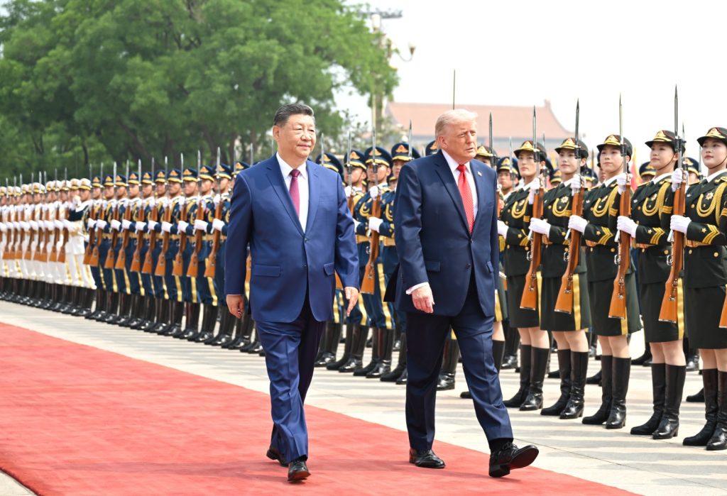 Xi Jinping y Donald Trump caminan sobre la alfombra roja durante la revista a la guardia de honor del Ejército Popular de Liberación en la Plaza de Tiananmen, Beijing.