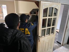 Efectivos de la Policía Federal durante el operativo Fake Coins contra una red de fraude con criptomonedas con allanamientos en Florencio Varela