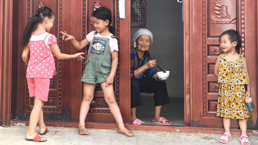 En China conviven otras políticas de asistencia social que apuntan a terminar con la burocracia - que aún existe - y que el sistema sea lo más amigable posible.