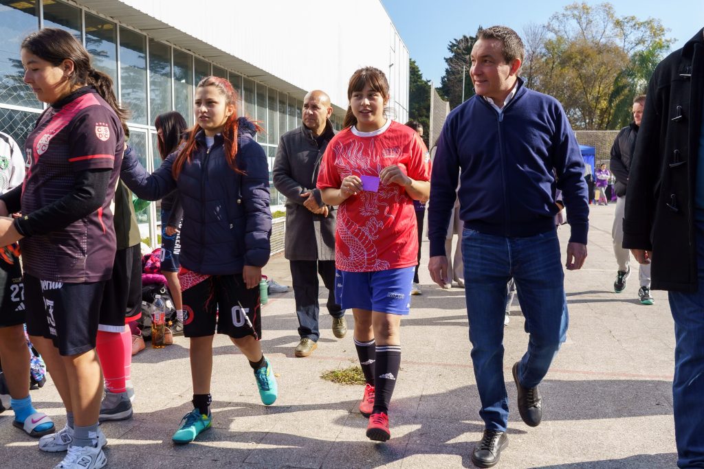 El intendente Andrés Watson con las chicas jugando la Copa 24 de Junio de fútbol femenino en el predio Néstor Kirchner de Florencio Varela