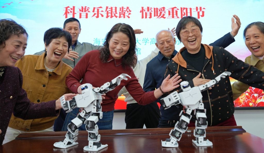 adultos mayores en China con inteligencia artificial y robots cuidado salud