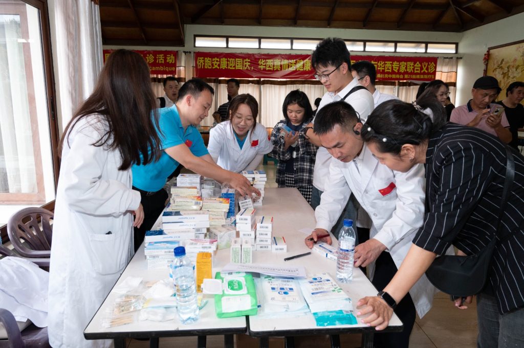 Paciente realiza una terapia de rehabilitación asistida por inteligencia artificial en China.