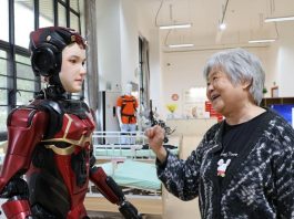 Robot asistencial interactúa con una paciente mayor en un centro de salud de China.