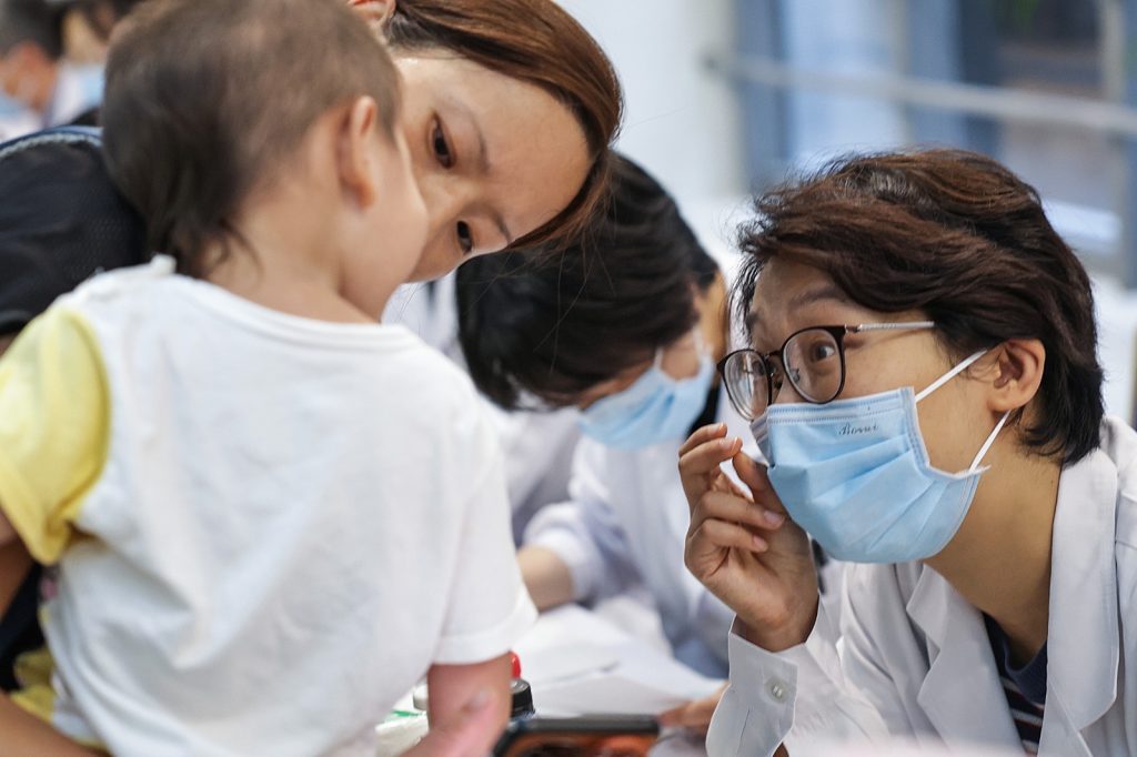 Médica atiende a un niño en un hospital de China.