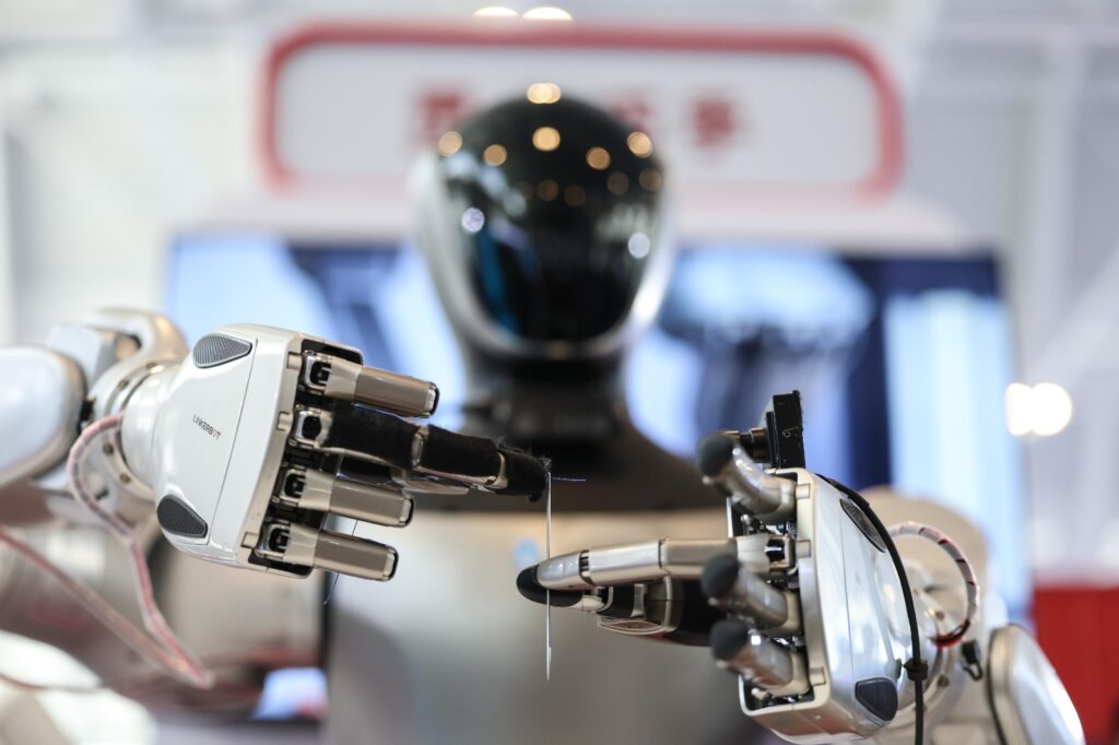 Robot humanoide realiza una prueba de precisión al enhebrar una aguja.