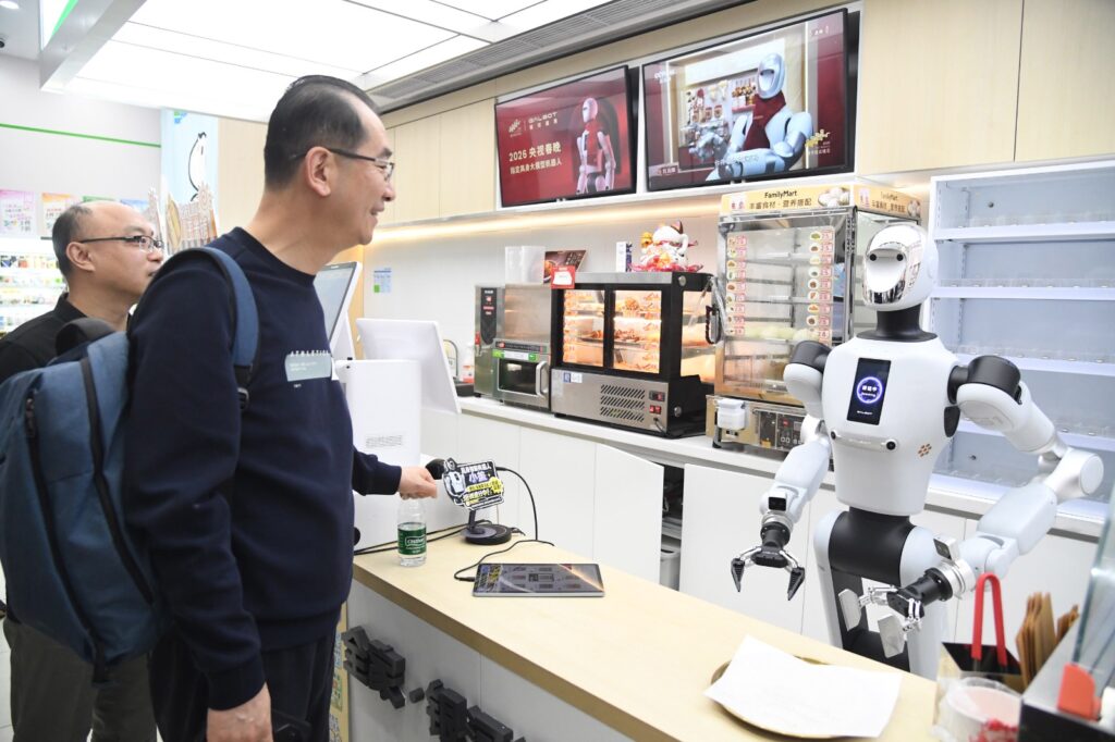 Robot humanoide atiende a clientes dentro de un comercio en China.
