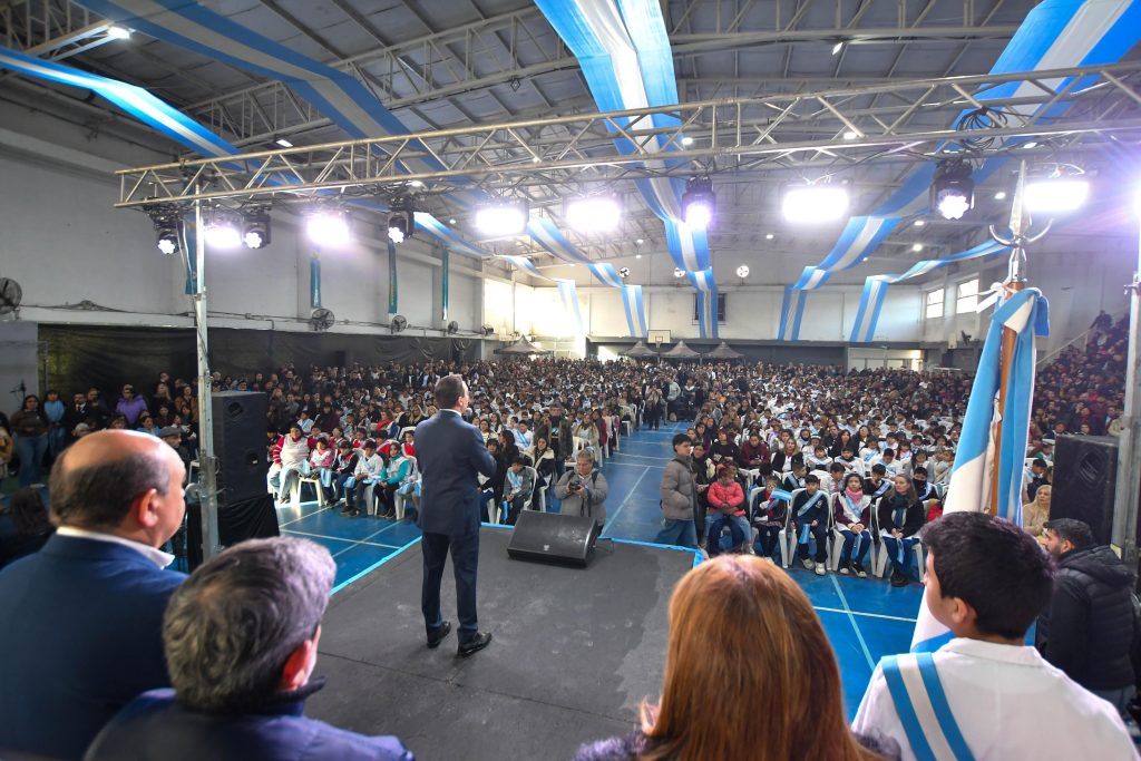 El intendente Andrés Watson habla a los alumnos durante la Promesa de Lealtad a la Bandera en Florencio Varela