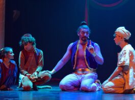 Hermes Molaro caracterizado como el Genio en la obra Aladdín y los tres deseos