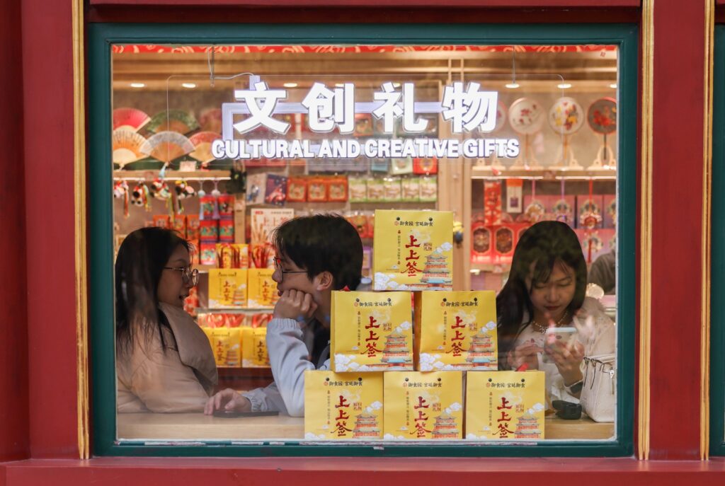 Tienda de productos culturales en China, ejemplo del crecimiento de las marcas locales y la economía orientada al consumo.