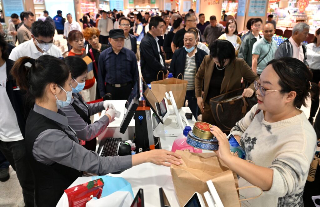 Consumidores realizan compras en un centro comercial de China, uno de los mercados más grandes del mundo.