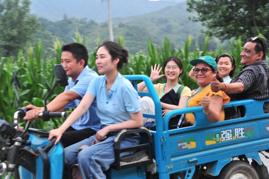 Visitantes recorren una explotación agrícola convertida en destino turístico en una zona rural de China.