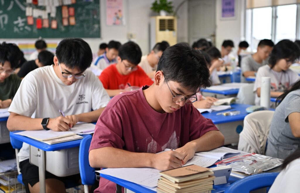 Estudiantes chinos durante una jornada de clases en una escuela secundaria.