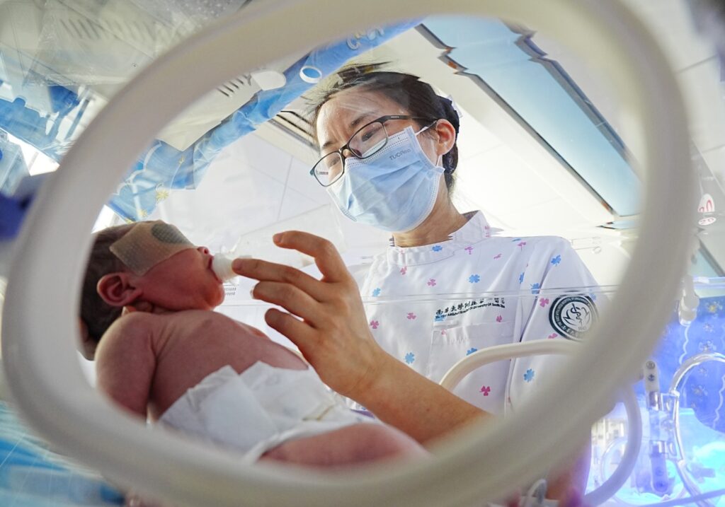 Una enfermera cuida a un recién nacido en un hospital de China.