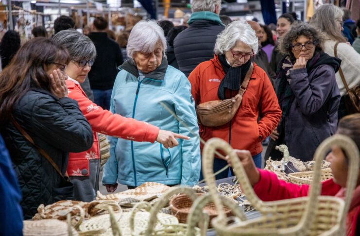 Artesanos exponiendo sus obras en la Feria Nacional Berazategui Artesanías.